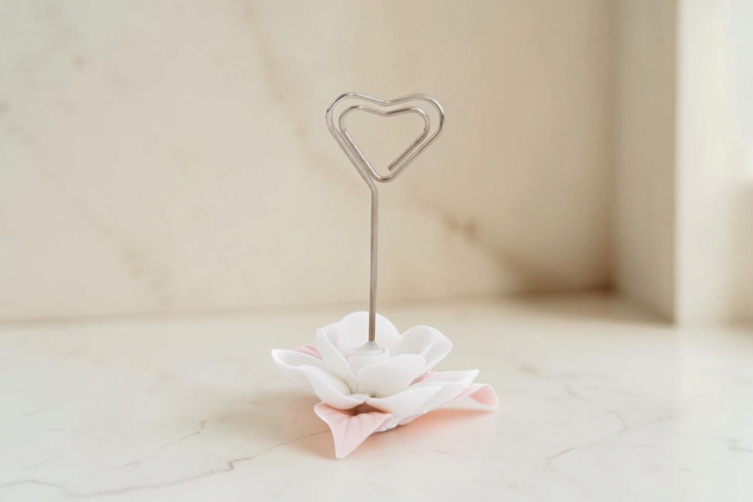 Segnaposto La Festa Perfetta in porcellana a forma di fiore bianco con clip a cuore metallica, 5x7,5 cm