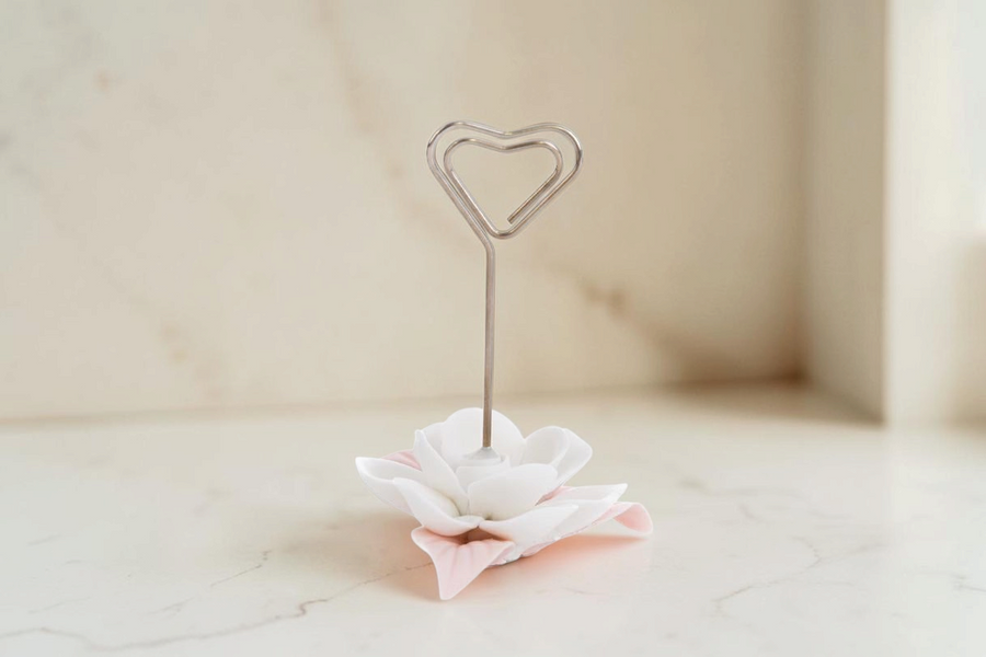 Segnaposto La Festa Perfetta in porcellana a forma di fiore bianco con clip a cuore metallica, 5x7,5 cm
