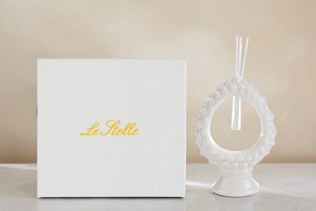 Profumatore a forma di pigna bianco di La Festa Perfetta con bastoncini diffusori e scatola regalo inclusa