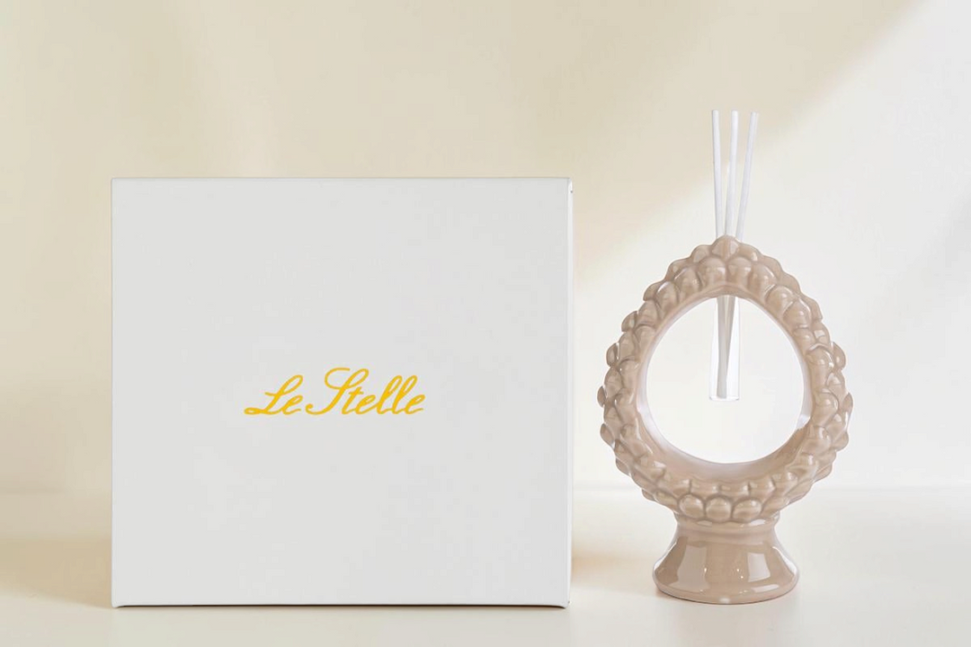 Profumatore La Festa Perfetta a forma di pigna beige in ceramica con bastoncini e scatola regalo inclusa