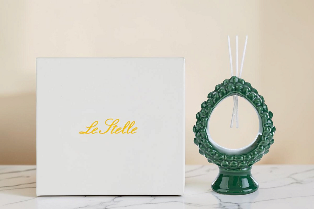 Profumatore La Festa Perfetta a forma di pigna verde in ceramica con bastoncini e astuccio bianco incluso