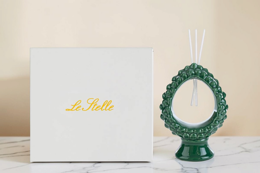 Profumatore La Festa Perfetta a forma di pigna verde in ceramica con bastoncini e astuccio bianco incluso