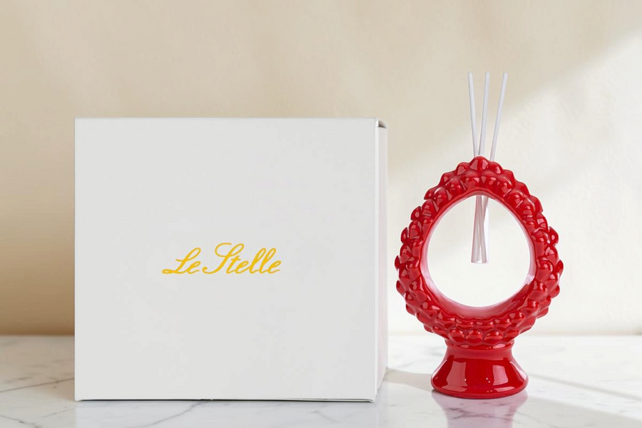 Profumatore a forma di pigna rosso La Festa Perfetta con bastoncini diffusori e astuccio bianco incluso