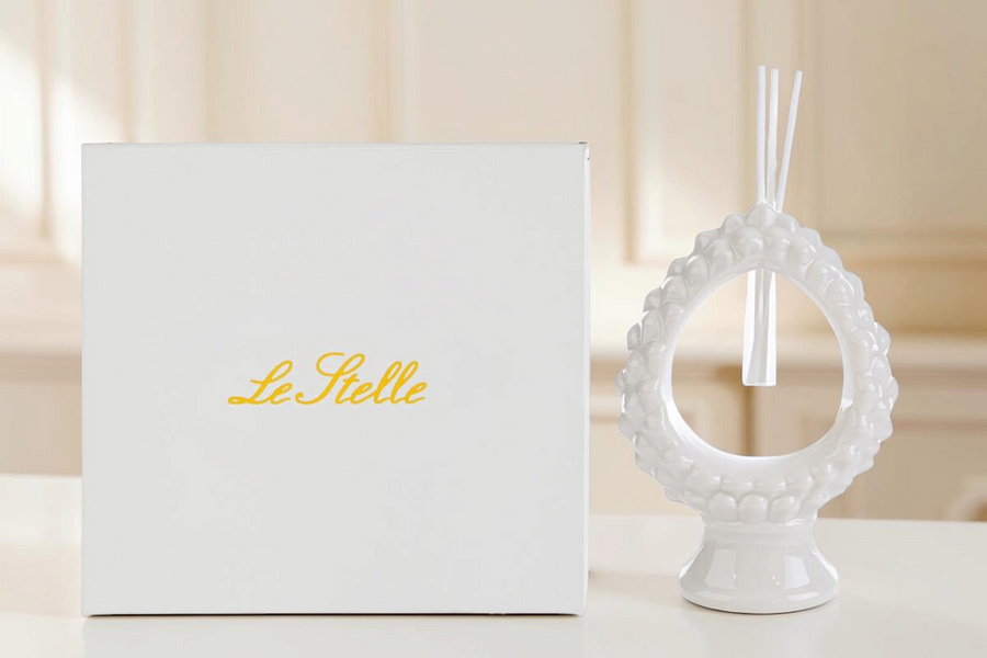 Profumatore a forma di pigna in ceramica bianca La Festa Perfetta con bastoncini diffusori e scatola regalo