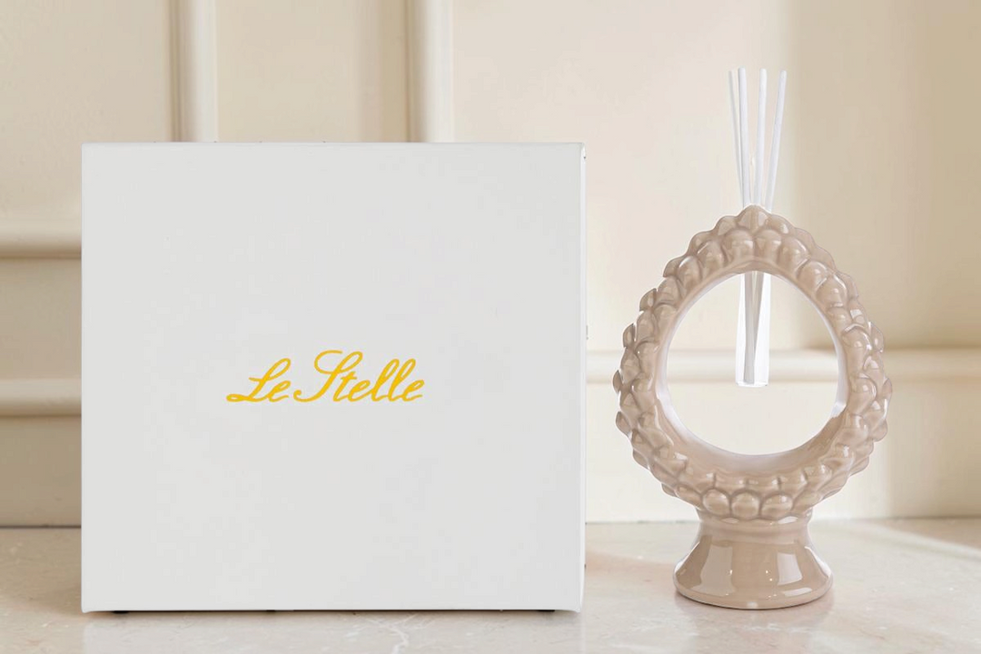 Profumatore a forma di pigna beige La Festa Perfetta con bastoncini e astuccio regalo coordinato