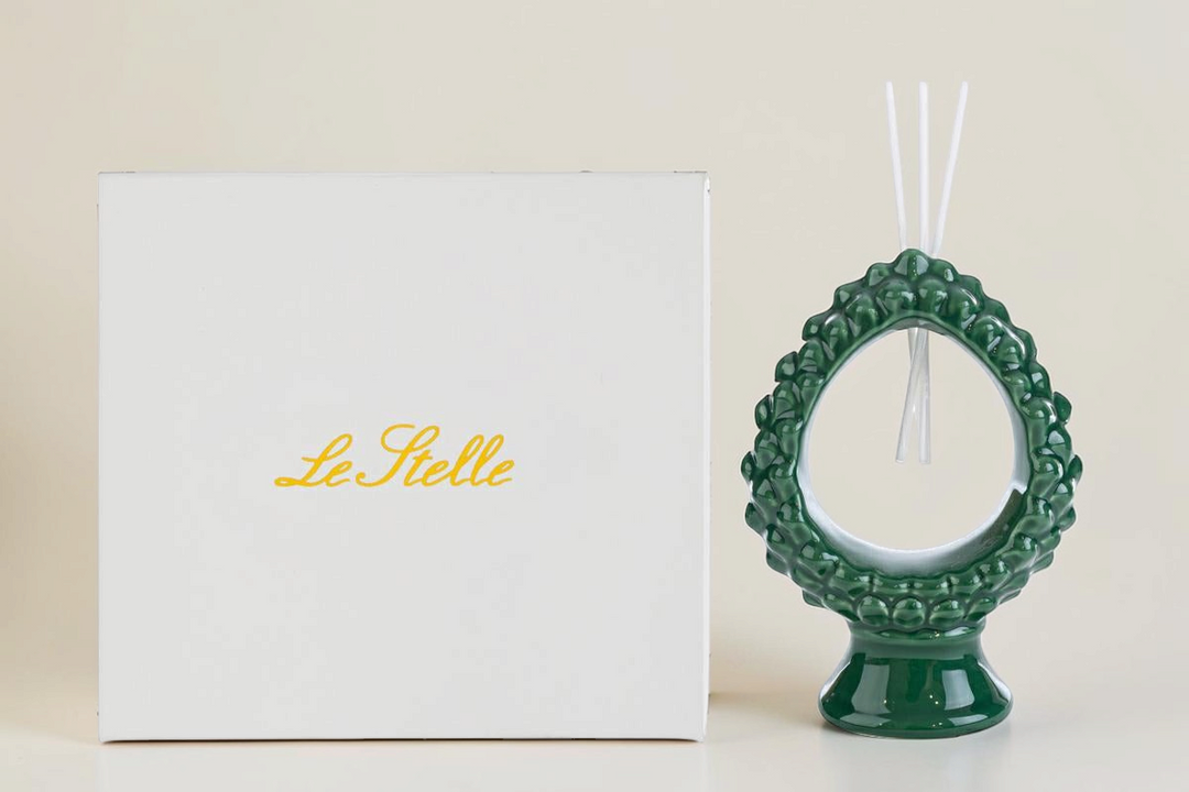 Profumatore a forma di pigna verde La Festa Perfetta con bastoncini diffusori e scatola regalo bianca