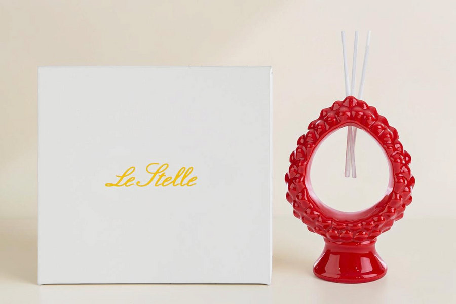 Profumatore a forma di pigna rosso La Festa Perfetta con bastoncini diffusori e scatola regalo bianca