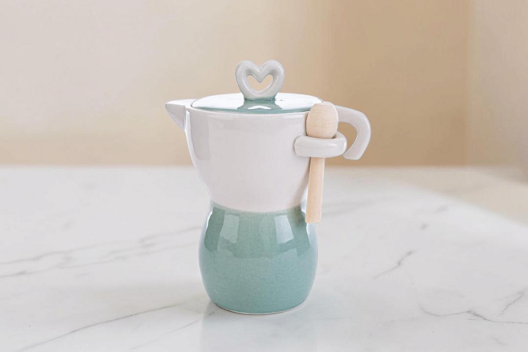 Moka in porcellana La Festa Perfetta verde e bianca con pomello a forma di cuore e cucchiaino in legno incluso