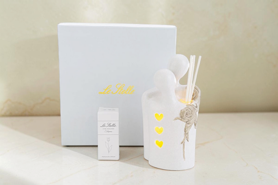 Profumatore La Festa Perfetta a forma di coppia di sposi con luci LED, cuori luminosi e bastoncini diffusori