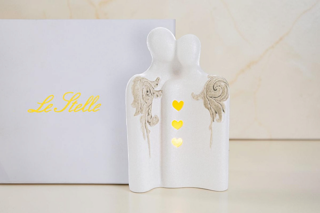 Statua La Festa Perfetta coppia di sposi in porcellana bianca con decori beige e tre cuori luminosi a LED