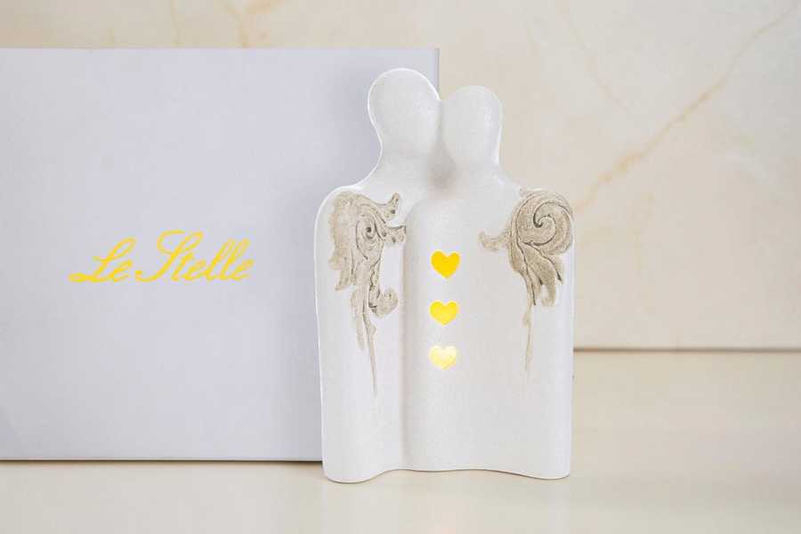 Statua La Festa Perfetta coppia di sposi in porcellana bianca con decori beige e tre cuori luminosi a LED
