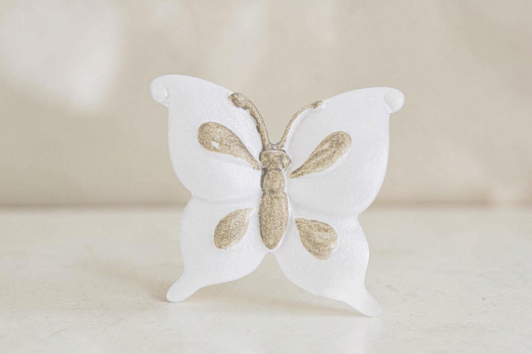 Calamita a forma di farfalla in porcellana bianca e beige di La Festa Perfetta, dimensioni 6,5x6 cm.