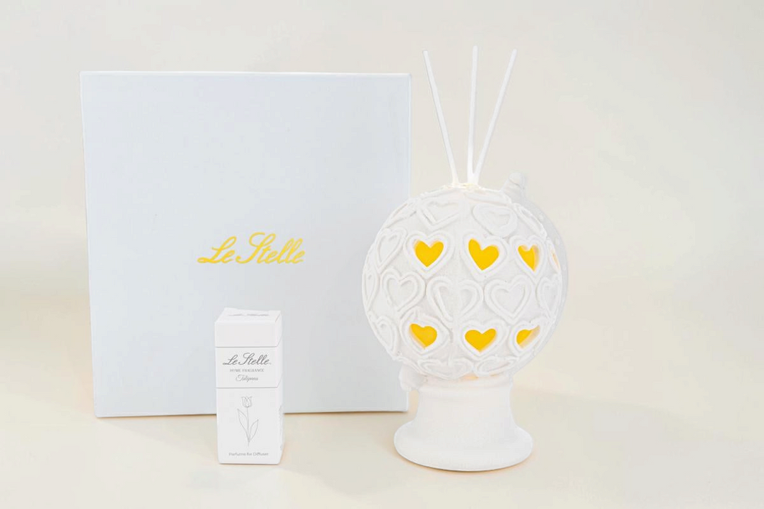 Profumatore La Festa Perfetta a forma di globo in porcellana bianca con cuori traforati illuminati a LED e bastoncini