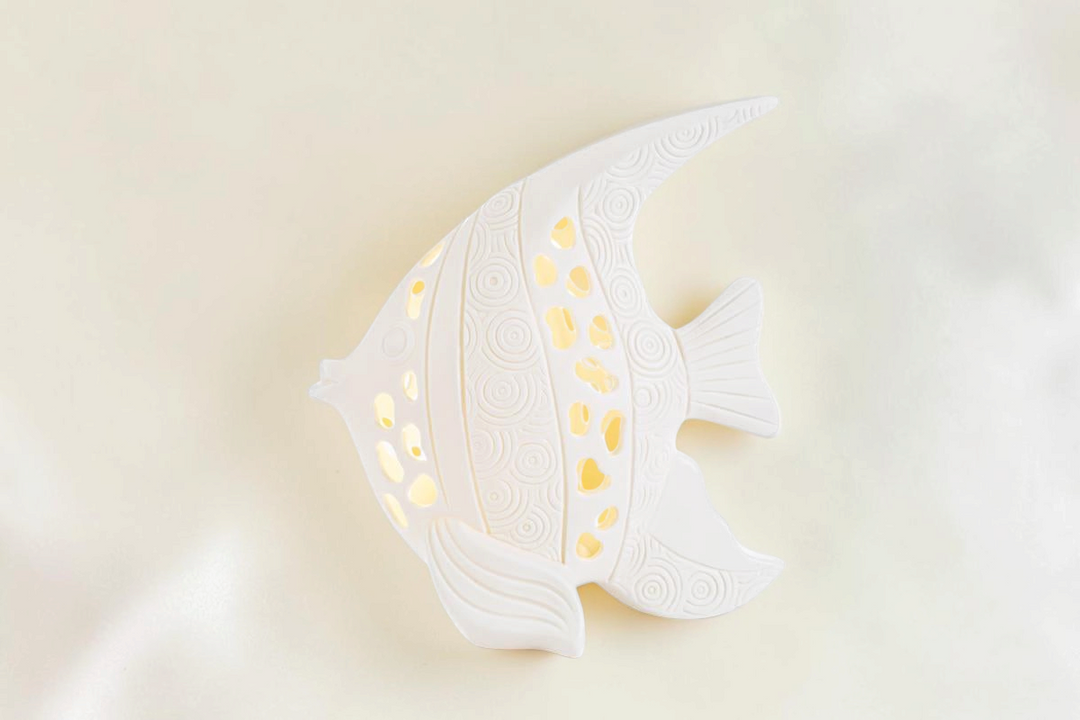 Lampada a forma di pesce in porcellana bianca La Festa Perfetta con decorazioni a rilievo e illuminazione LED