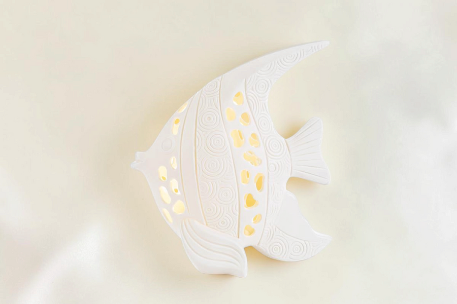 Lampada a forma di pesce in porcellana bianca La Festa Perfetta con decorazioni a rilievo e illuminazione LED