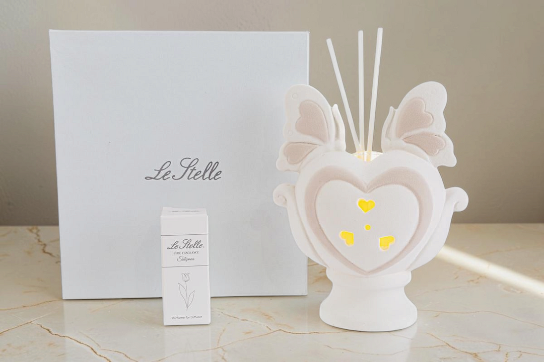 Profumatore La Festa Perfetta a forma di cuore con ali di farfalla e luce LED, include bastoncini e boccetta profumo