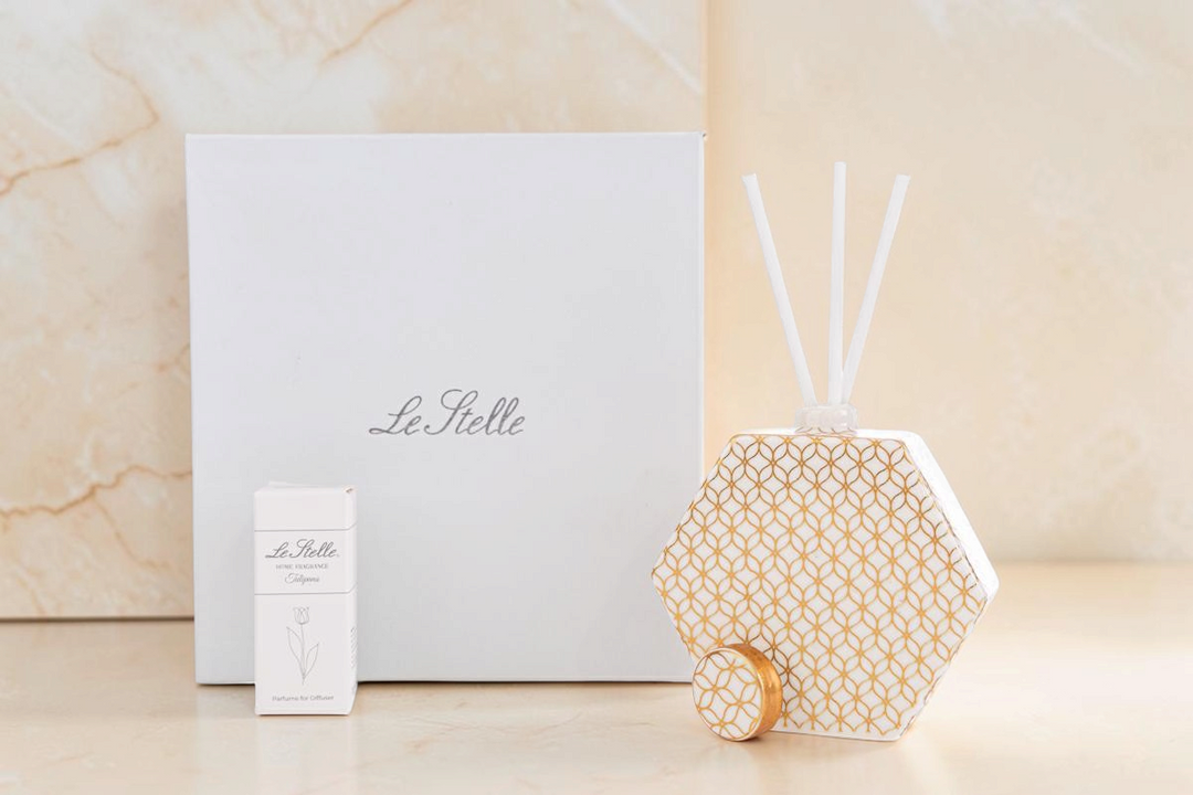 Profumatore esagonale La Festa Perfetta con motivo geometrico oro e bianco, completo di astuccio e bastoncini