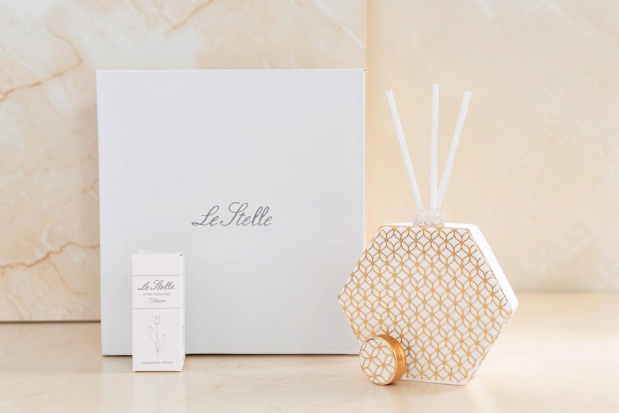 Profumatore esagonale La Festa Perfetta con motivo geometrico oro e bianco, completo di astuccio e bastoncini
