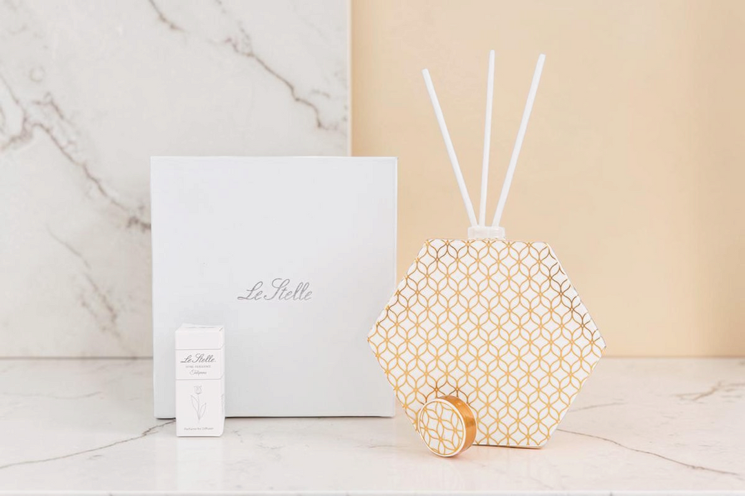 Profumatore esagonale La Festa Perfetta con motivo geometrico oro e bianco, completo di bastoncini e astuccio regalo