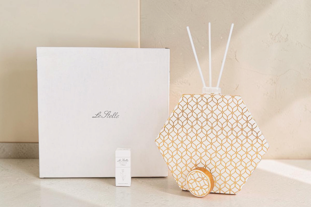 Profumatore esagonale La Festa Perfetta con motivo geometrico oro e bianco, completo di bastoncini e astuccio regalo