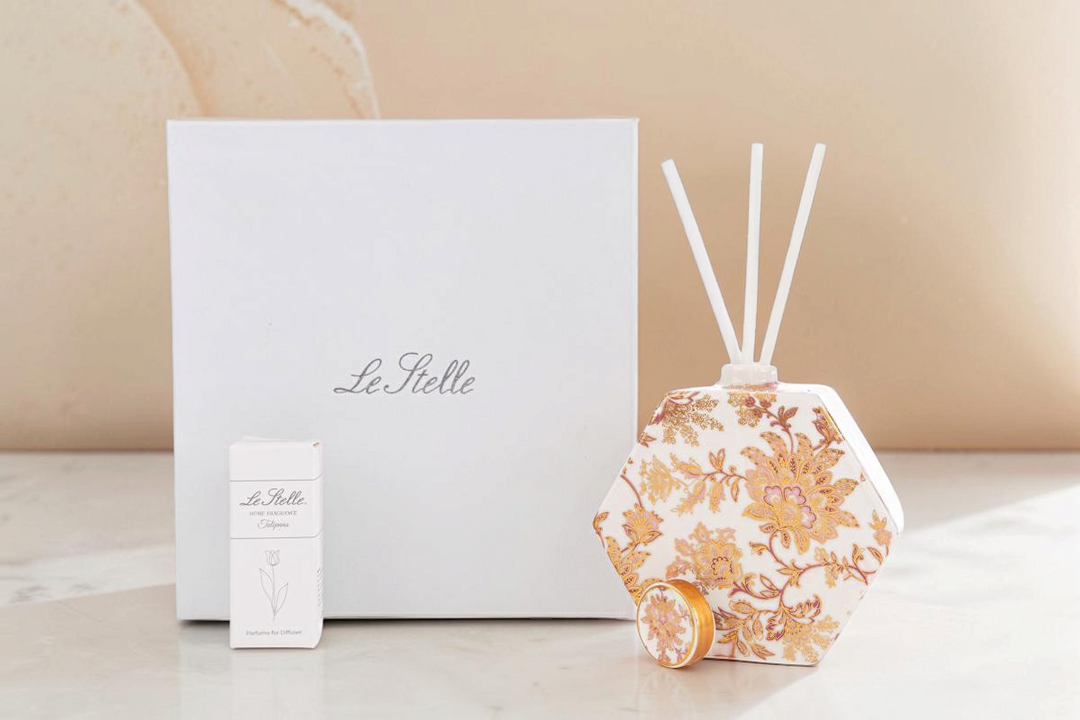 Profumatore esagonale La Festa Perfetta con decoro floreale dorato, bastoncini e astuccio regalo bianco