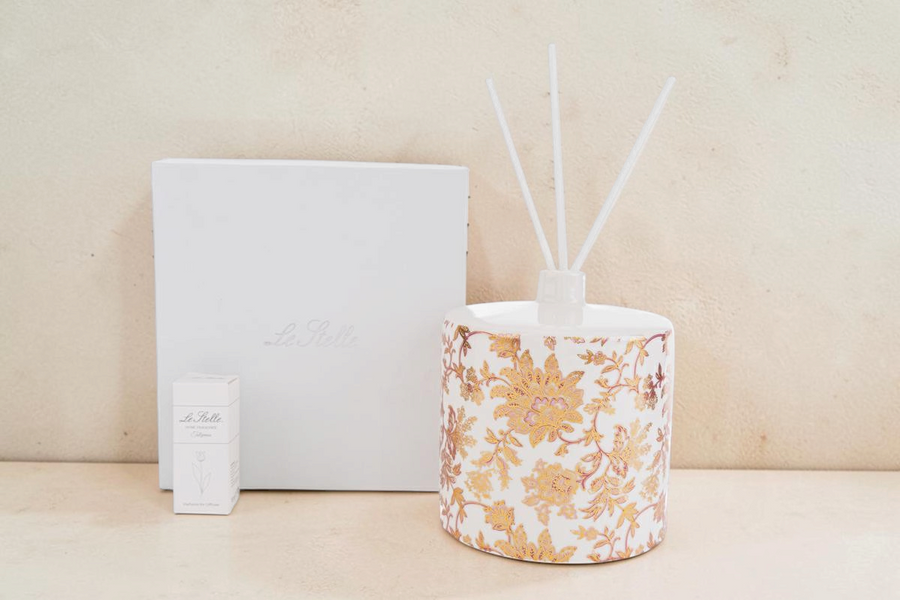Profumatore tondo La Festa Perfetta Thai Flower in ceramica con decori floreali dorati e bastoncini diffusori
