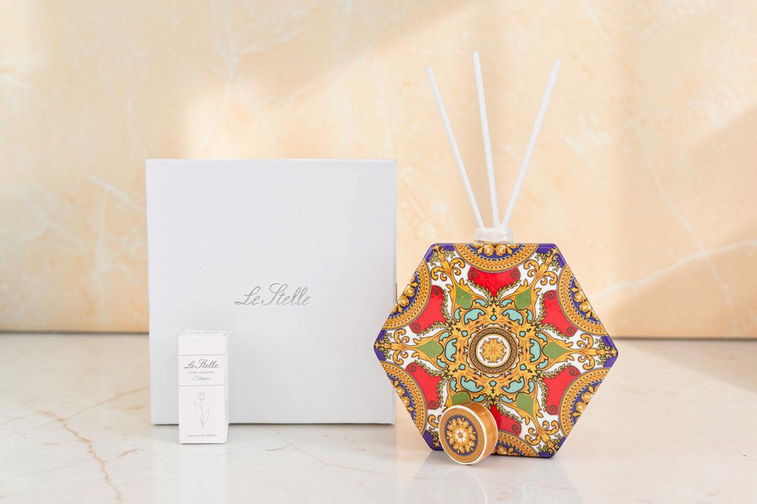 Profumatore esagonale La Festa Perfetta Royal Carousel con decori barocchi colorati, bastoncini e astuccio regalo