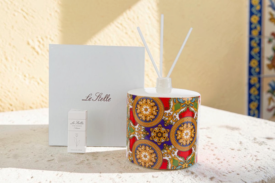 Profumatore tondo Royal Carousel La Festa Perfetta con decori barocchi colorati e bastoncini diffusori e astuccio