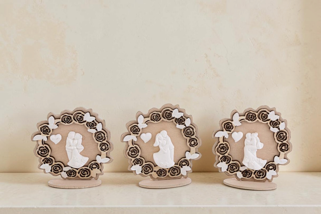 Set di tre segnaposto La Festa Perfetta in legno con decorazioni a forma di rose, cuori e statuine di sposi bianche