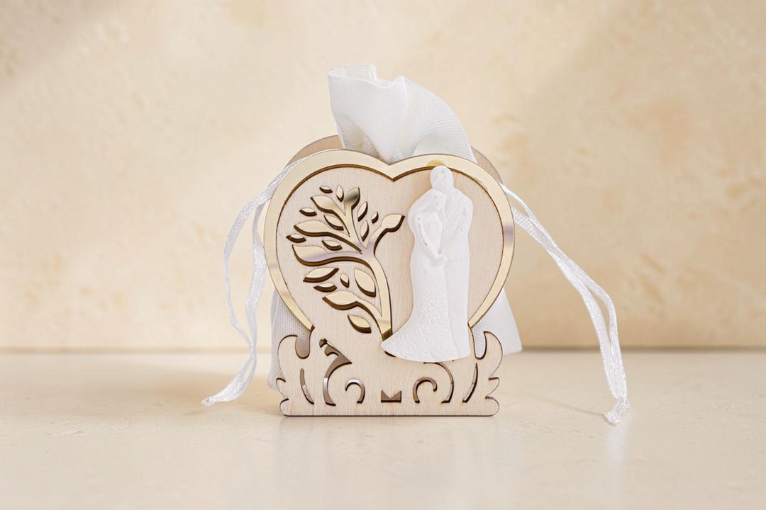 Porta sacchetto La Festa Perfetta a forma di cuore in legno color oro con decorazione sposi e albero della vita