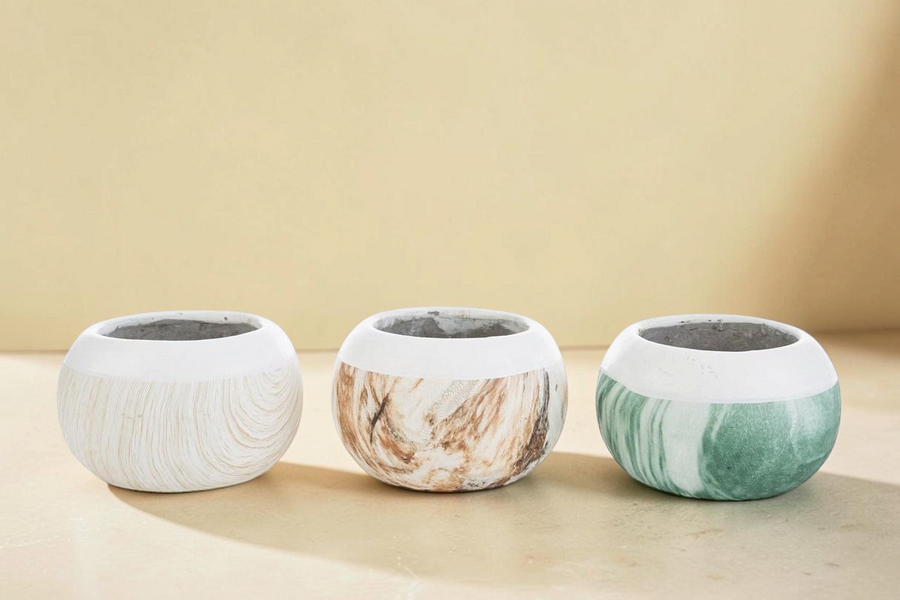 Set di tre vasetti La Festa Perfetta in pietra con finiture marmorizzate nei colori bianco, marrone e verde