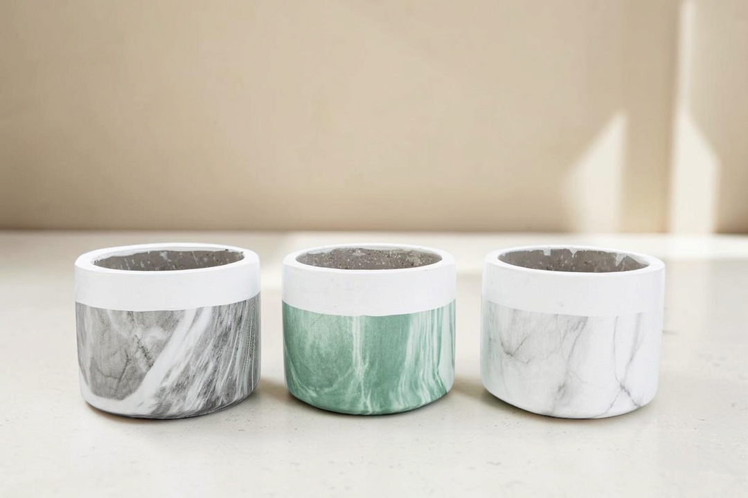 Set di tre vasi La Festa Perfetta in pietra con finitura effetto marmo bianco, grigio e verde, diametro 10,5 cm