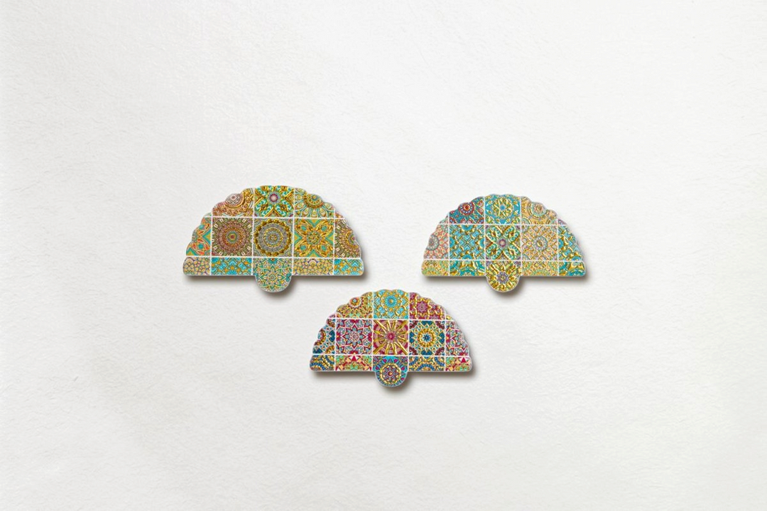 Tre calamite a forma di ventaglio La Festa Perfetta in ceramica con decorazioni geometriche colorate stile Arya