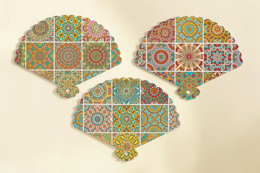 Tre sottopentola La Festa Perfetta in ceramica a forma di ventaglio con decorazioni geometriche colorate 23x18cm