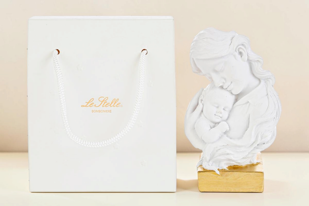 Statua La Festa Perfetta in resina bianca raffigurante maternità con base dorata e shopper regalo inclusa