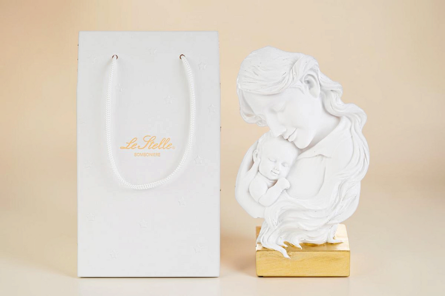 Statua La Festa Perfetta in resina bianca raffigurante maternità con bambino su base dorata e shopper inclusa
