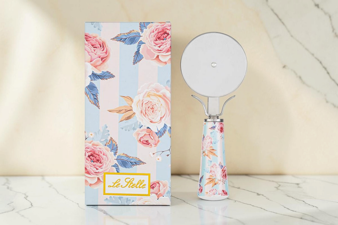 Taglia pizza La Festa Perfetta con manico decorato a rose e righe, lama in acciaio inox e astuccio coordinato