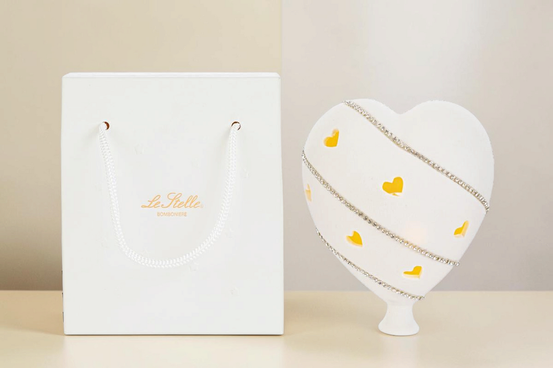Cuore in porcellana bianca La Festa Perfetta con LED, decorazioni di strass e fori a forma di cuore, con shopper