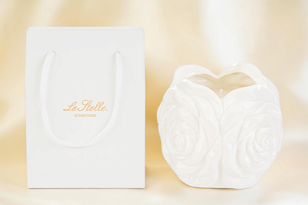 Candela profumata La Festa Perfetta in porcellana bianca a forma di rosa con shopper coordinata