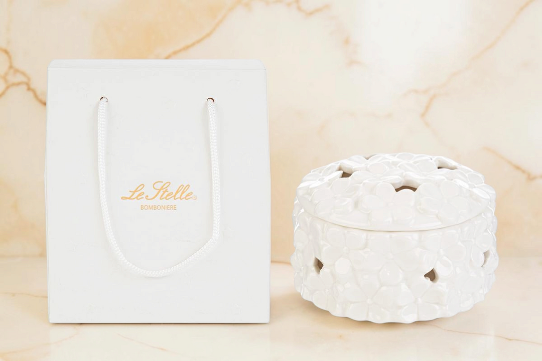 Scatola portagioie in porcellana bianca con decoro a fiori La Festa Perfetta, inclusa shopper coordinata