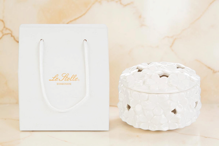 Scatola portagioie in porcellana bianca con decoro a fiori La Festa Perfetta, inclusa shopper coordinata