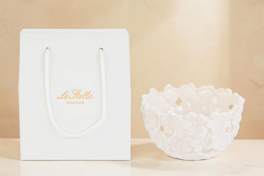 Svuotatasche La Festa Perfetta in porcellana bianca traforata a forma di fiori con shopper regalo inclusa