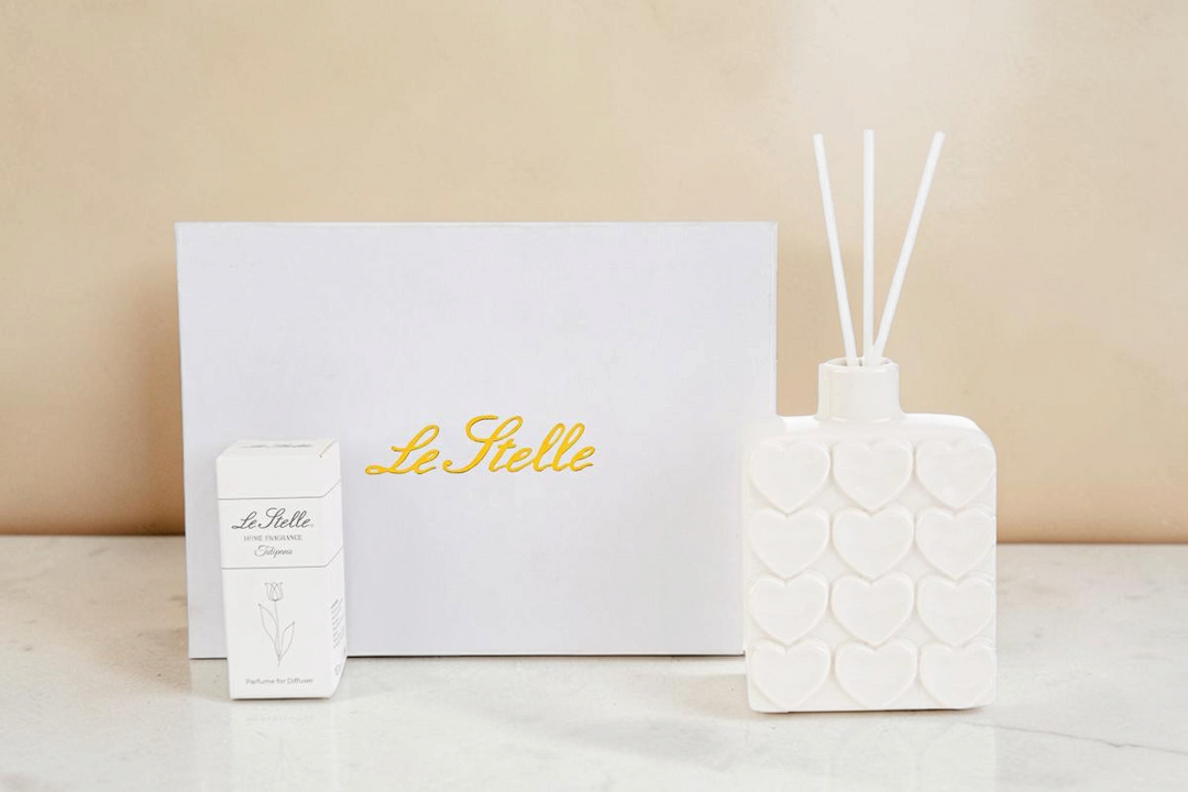 Profumatore La Festa Perfetta in porcellana bianca con decoro a cuori, completo di bastoncini e confezione regalo