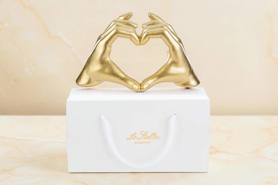 Scultura a forma di cuore fatta con le mani in resina color oro La Festa Perfetta con shopper bianca inclusa