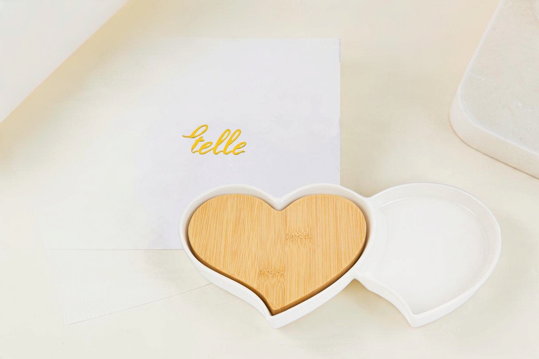 Antipastiera a forma di cuore La Festa Perfetta in porcellana bianca con inserto in legno e astuccio regalo