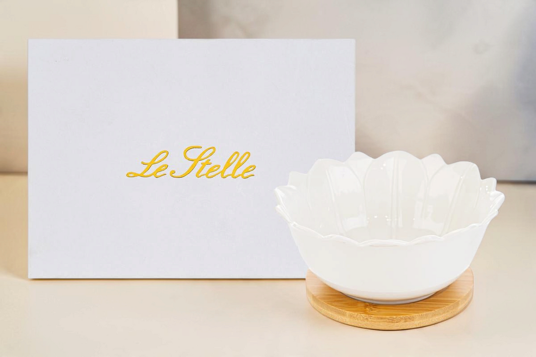 Ciotola in porcellana bianca a forma di fiore con base in legno La Festa Perfetta e astuccio regalo incluso