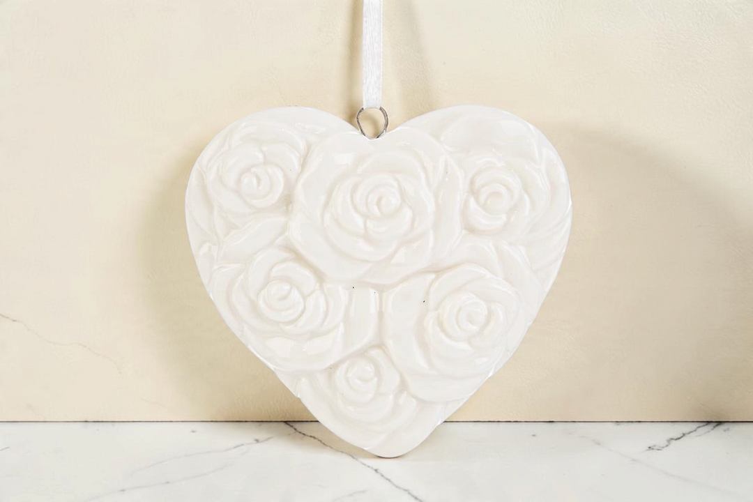 Appendino calamita a forma di cuore in porcellana bianca con decoro a rose in rilievo La Festa Perfetta