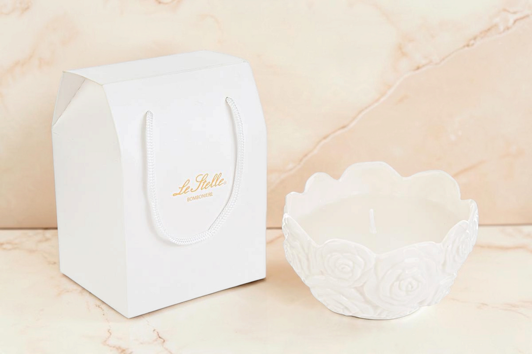 Candela profumata La Festa Perfetta in porcellana bianca a forma di rosa con shopper coordinata