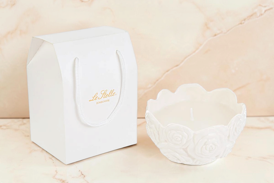 Candela profumata La Festa Perfetta in porcellana bianca a forma di rosa con shopper coordinata