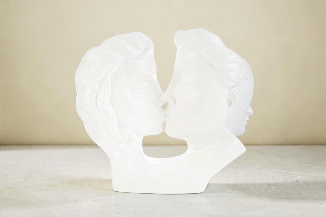 Scultura La Festa Perfetta in porcellana bianca raffigurante una coppia che si bacia, design elegante e moderno